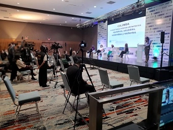 Transmisión en vivo de congreso en Colombia realizada por Santel, con producción audiovisual, cámaras profesionales y equipo técnico especializado