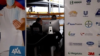 Equipo técnico de Santel TV realizando streaming profesional en feria empresarial Axa con presencia de marcas como Bayer, Genfar y Unilever